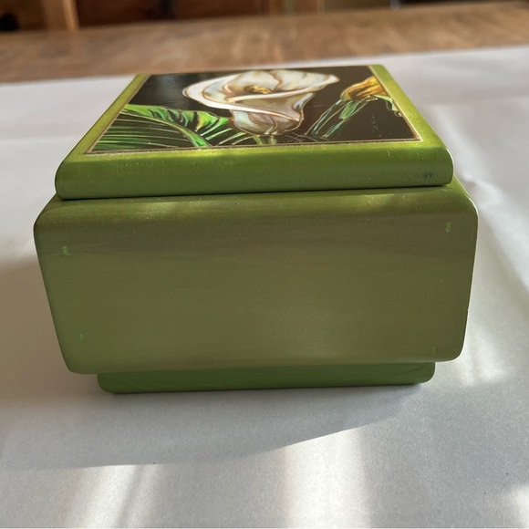 Gorgeous Hand Painted Calla Lily Green Wooden Trinket Box EUC - Picture 2 of 13